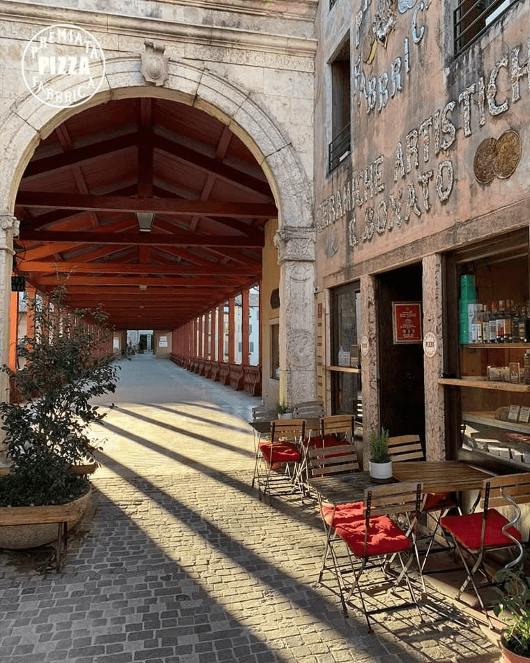 Premiata Fabbrica della Pizza a Bassano, foto entrata vicino al ponte sul Brenta