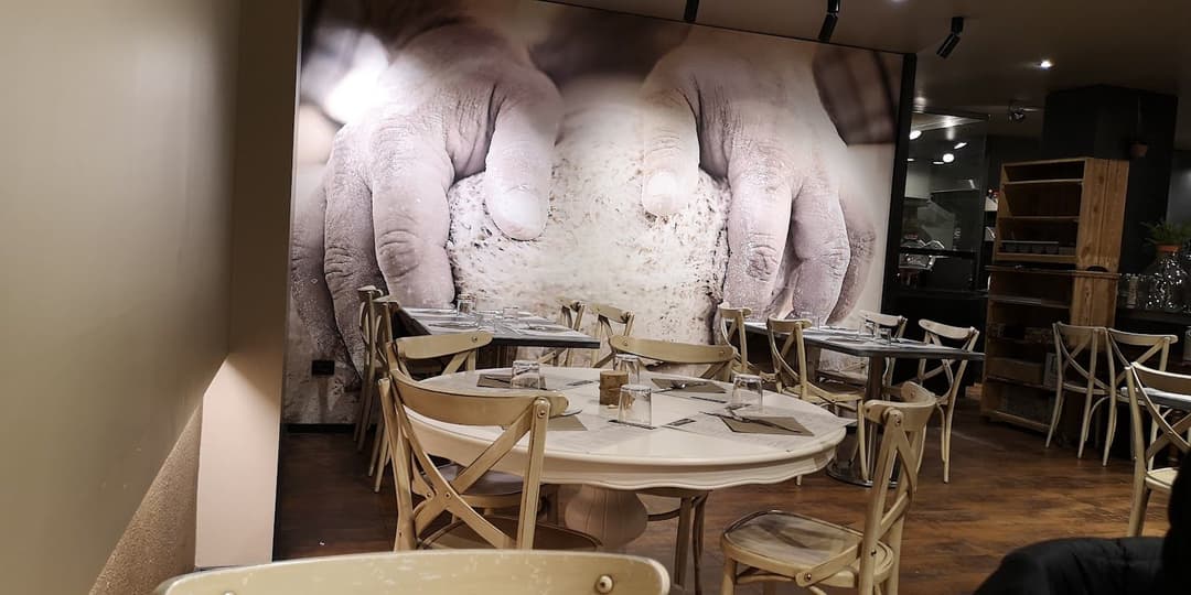 Pizzeria Arrigoni, tra Mestre e Treviso, offre pizze gourmet, impasti speciali e un locale elegante con cucina a vista. Parcheggio gratuito e area estiva rinnovata.