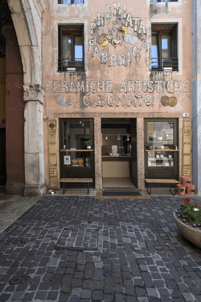 Premiata Fabbrica della Pizza a Bassano, foto esterno rustico e storico