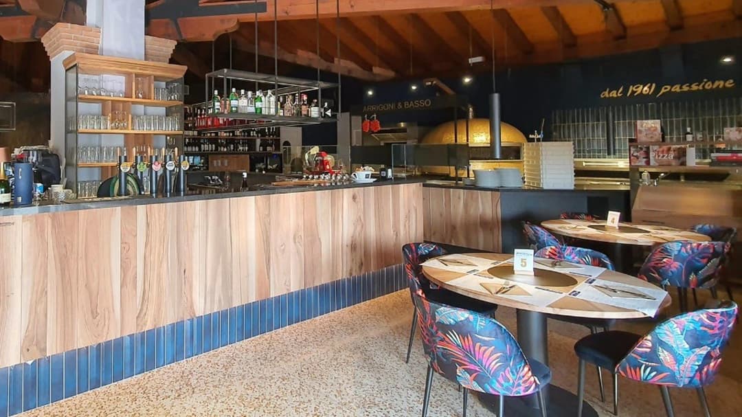 Pizzeria Arrigoni, tra Mestre e Treviso, offre pizze gourmet, impasti speciali, un locale elegante con cucina a vista. Parcheggio gratuito e area estiva.